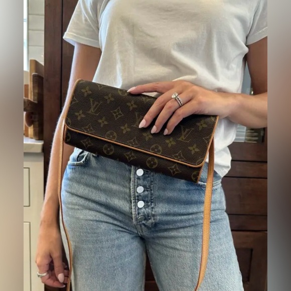 Louis Vuitton Monogram Twin Pochette preloved in pristine condition - Picture 4 of 9